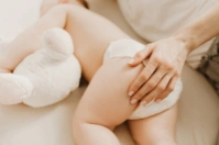 Vì sao trẻ sơ sinh đánh hơi nhiều nhưng không đi ngoài?